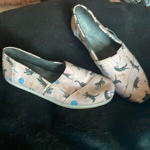 Tom’s women’s loafers in size 8, pink w/black cats.